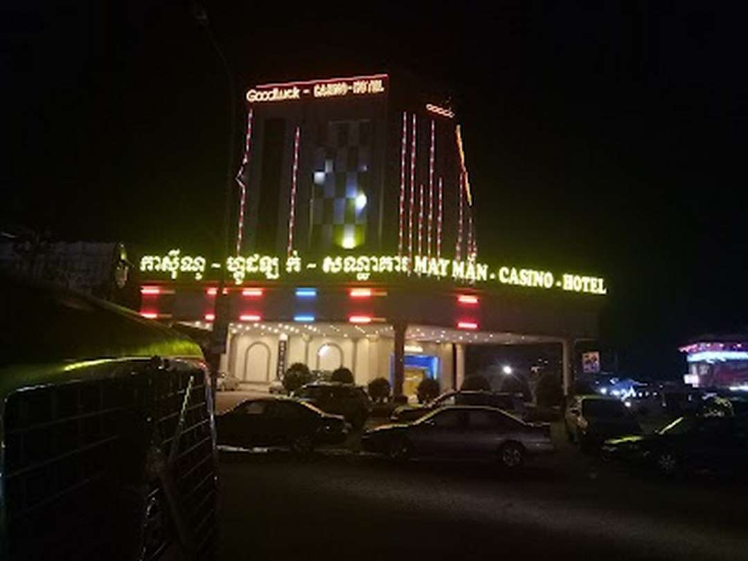 Khung cảnh Good Luck Casino & Hotel lung linh ánh đèn về đêm