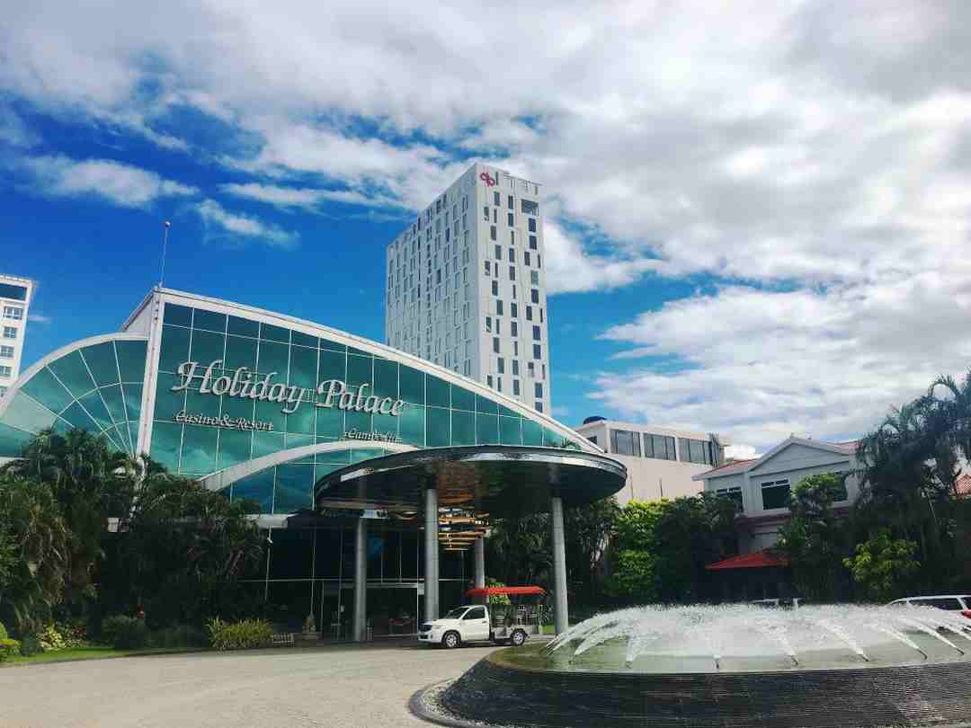 Holiday Palace Resort & Casino cung cấp hệ thống sòng bạc đỉnh cao