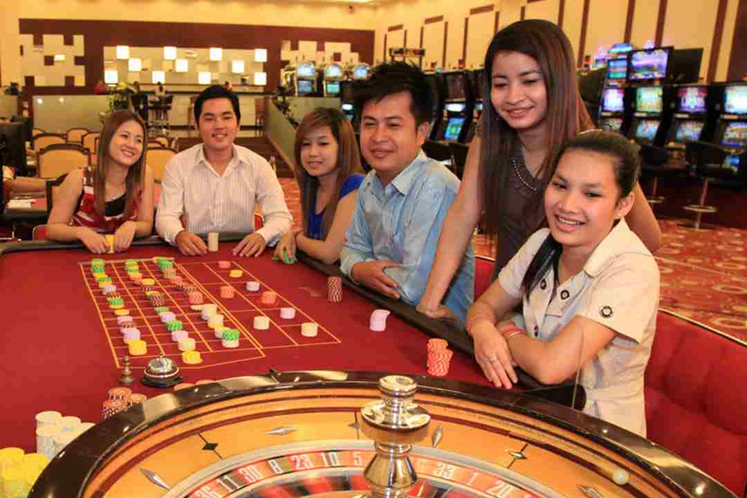 Baccarat là một trong các game bài ở Holiday Palace Resort & Casino